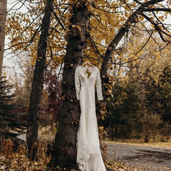 Elegant White Lace Wedding Dress